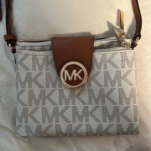Michael khors cross body bag like new